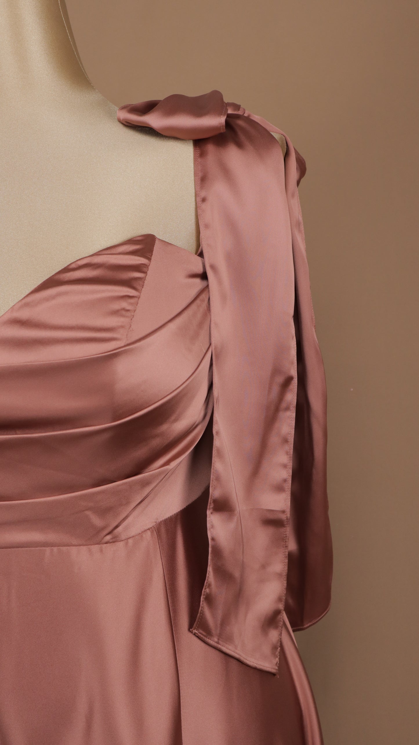 Vestido largo plus size satinado