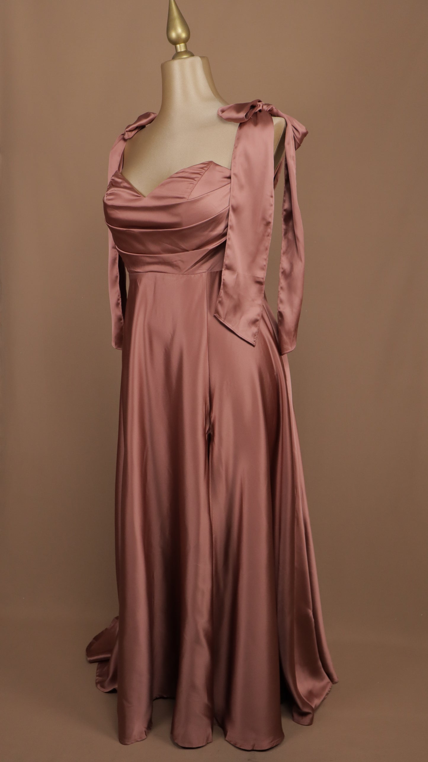 Vestido largo plus size satinado