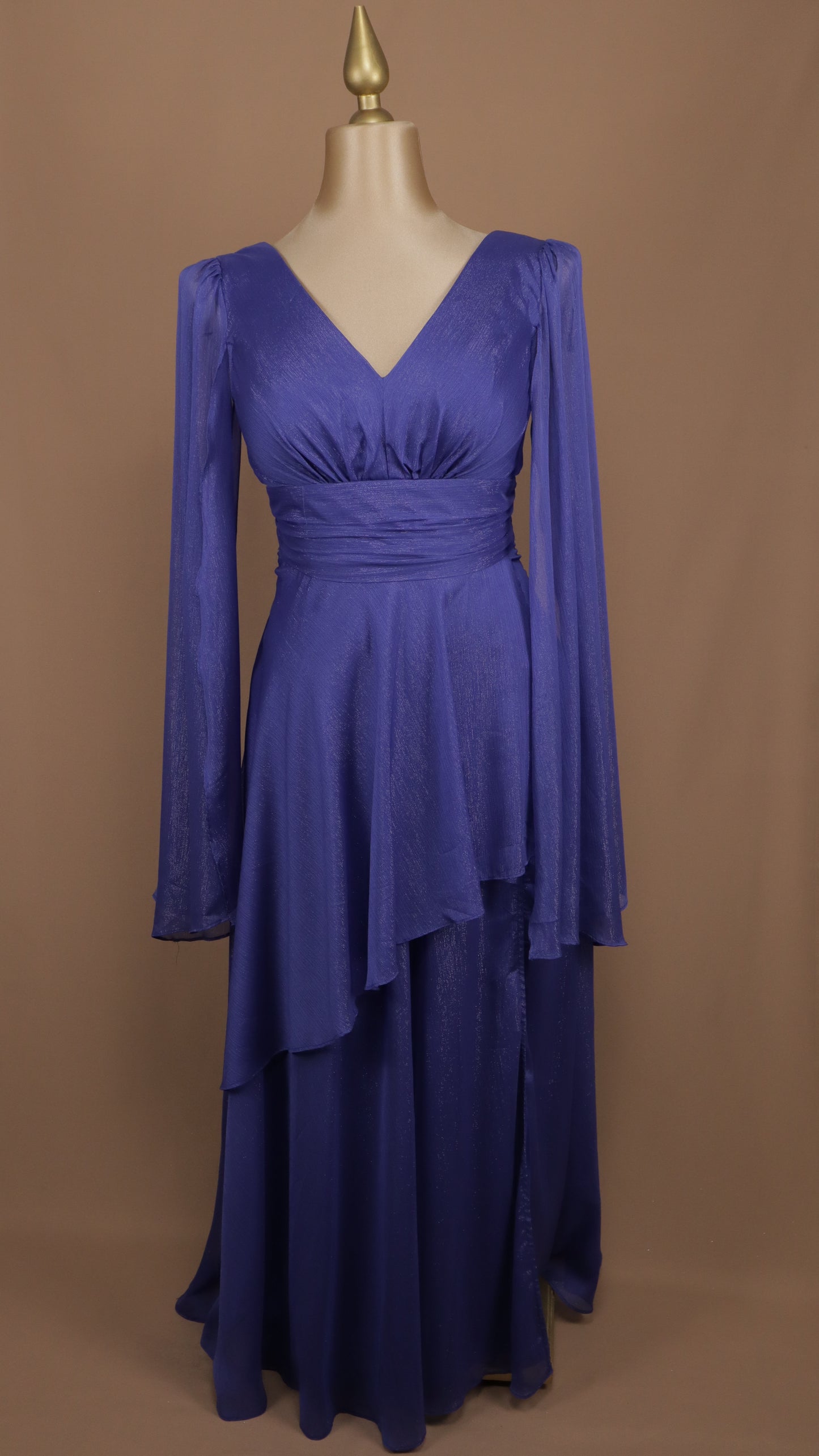 Vestido plus size con manga de capa y olan