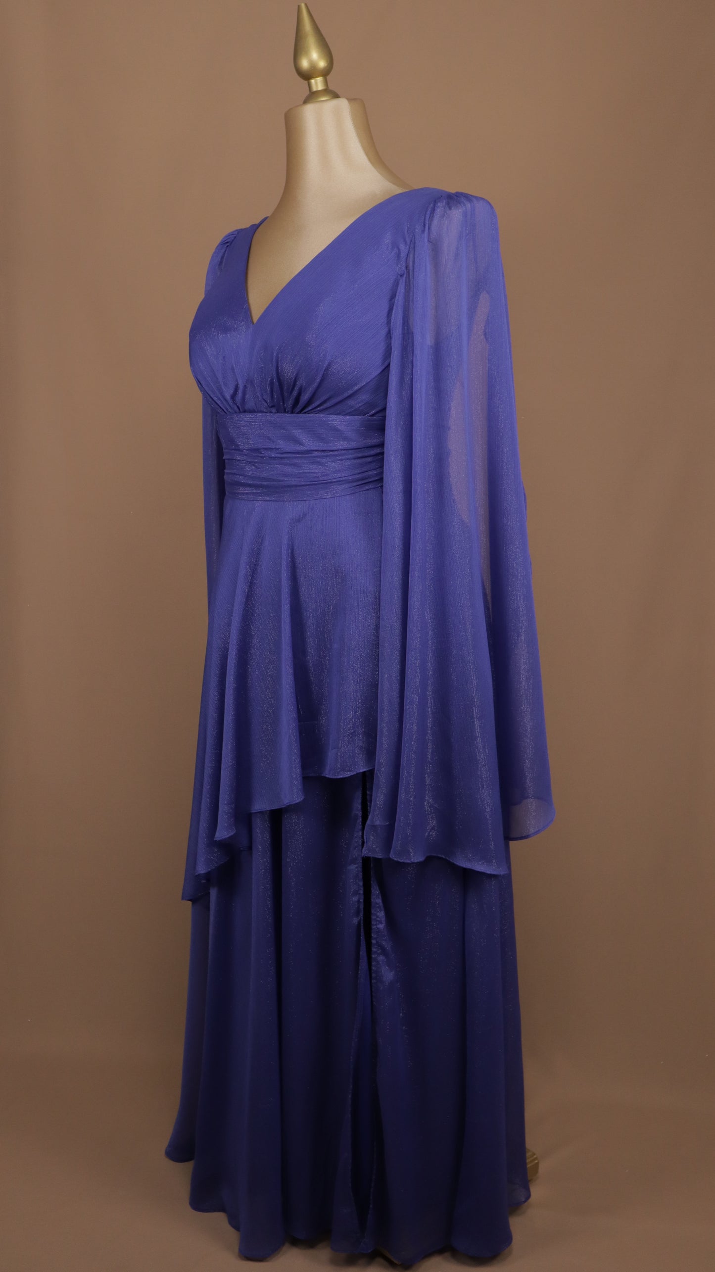 Vestido plus size con manga de capa y olan