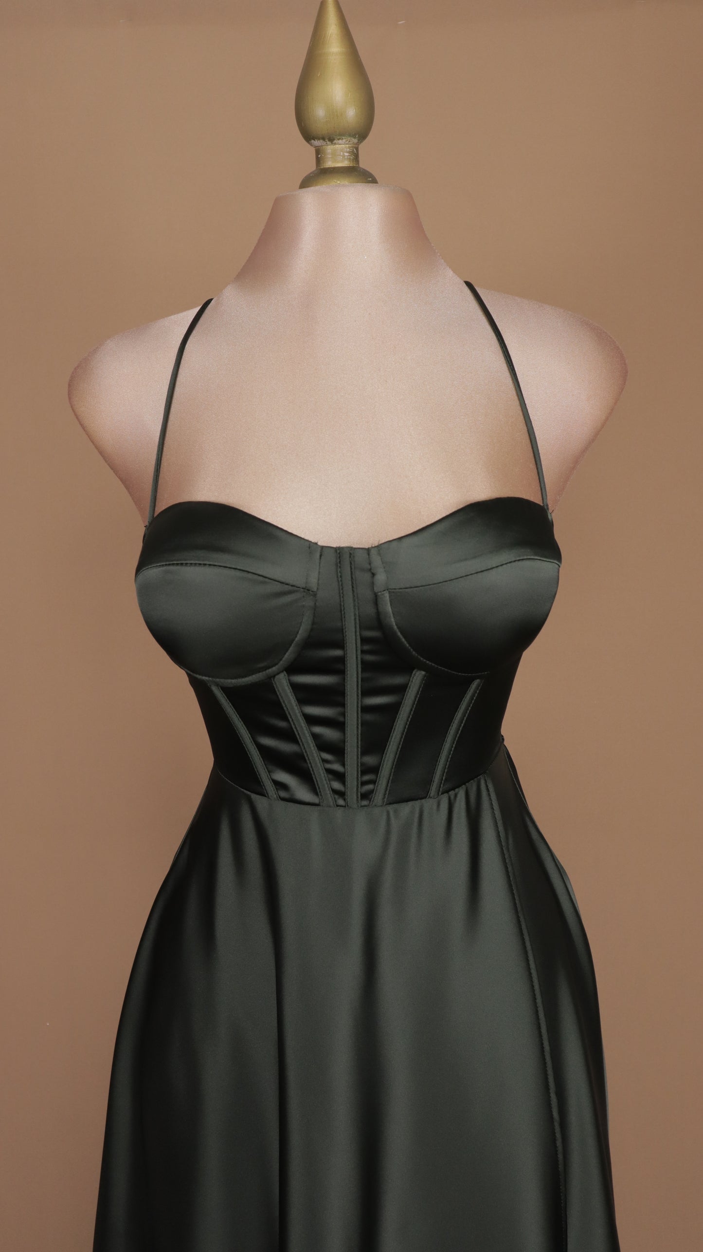 Vestido largo con agujetas y abertura