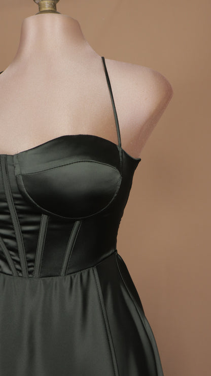 Vestido largo con agujetas y abertura