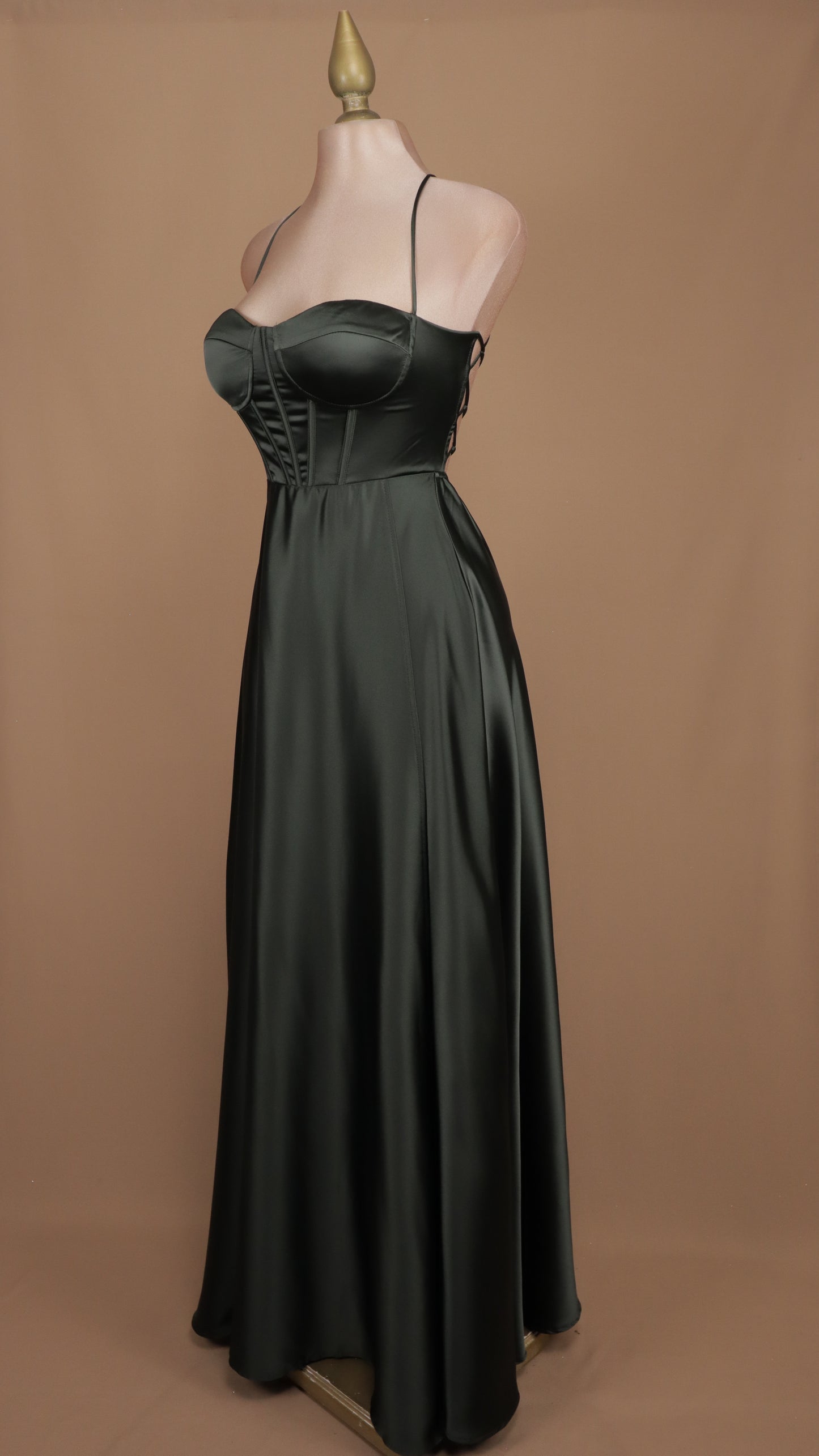 Vestido largo con agujetas y abertura