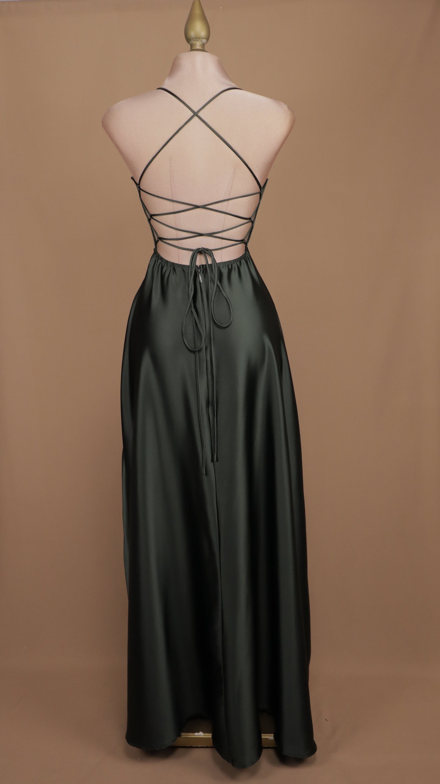 Vestido largo con agujetas y abertura