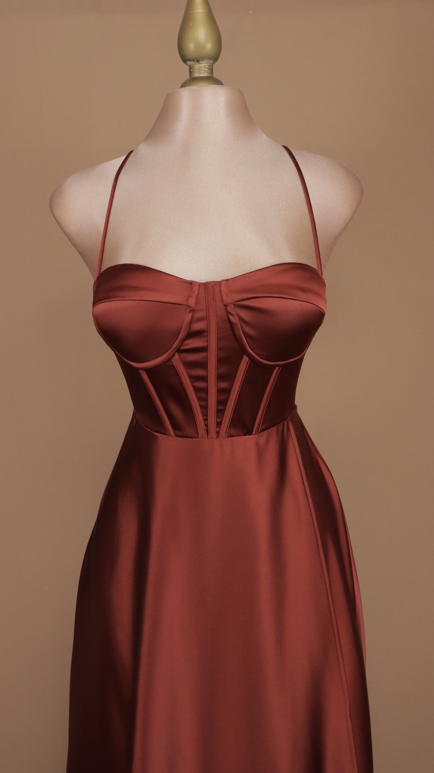 Vestido largo con agujetas y abertura