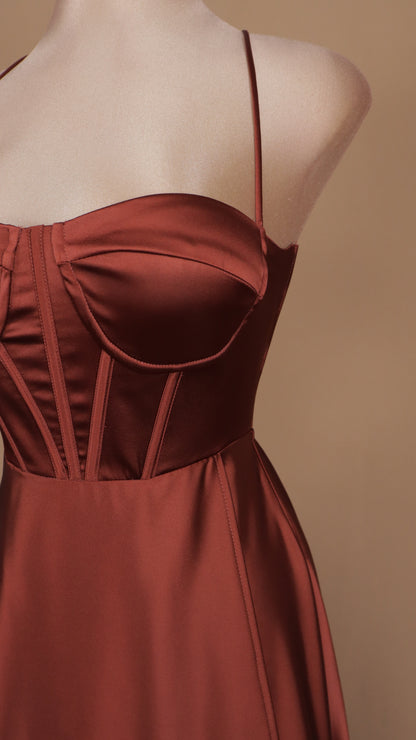 Vestido largo con agujetas y abertura