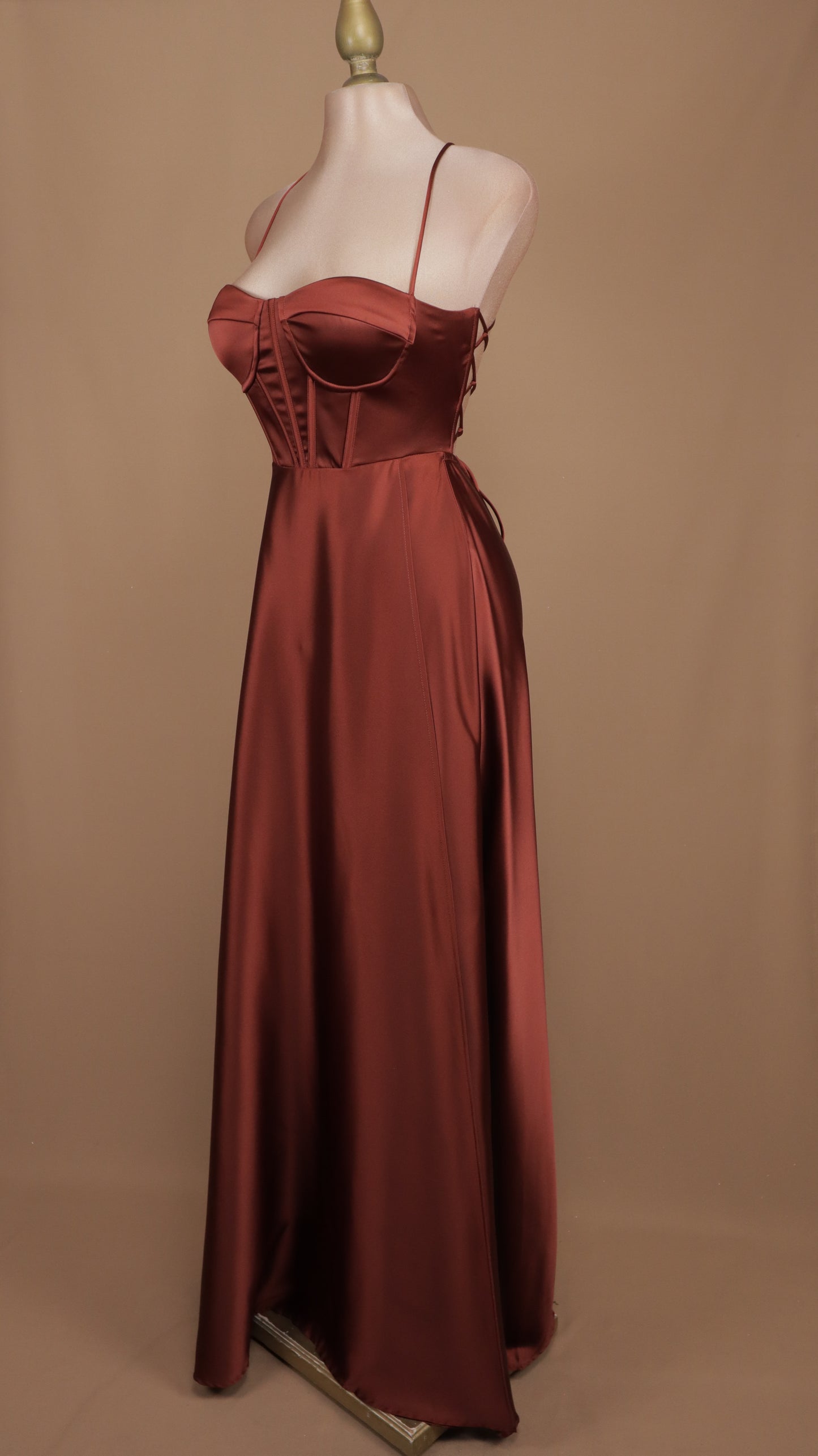 Vestido largo con agujetas y abertura