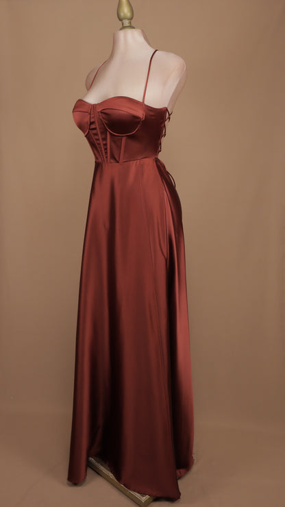 Vestido largo con agujetas y abertura