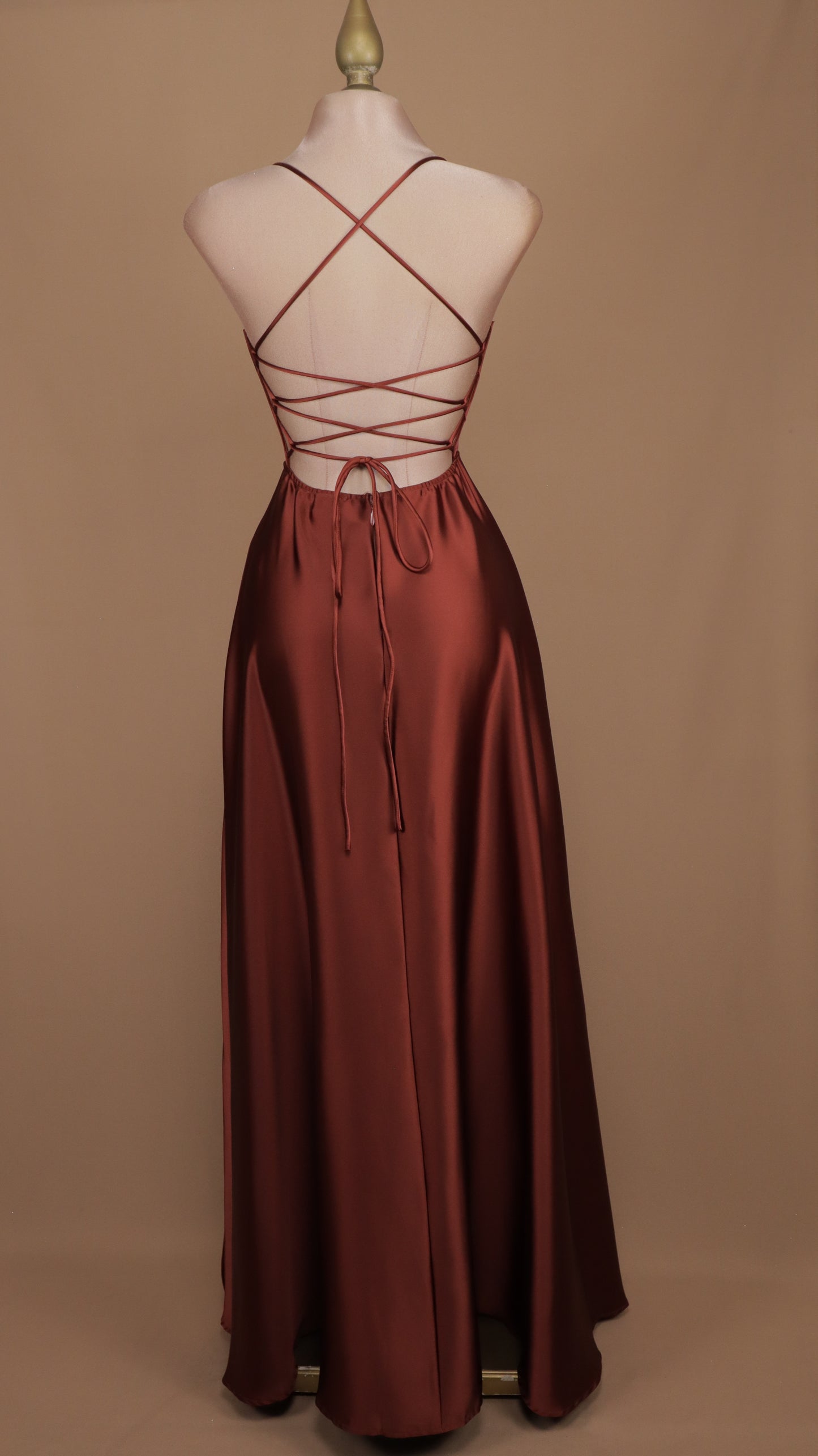 Vestido largo con agujetas y abertura