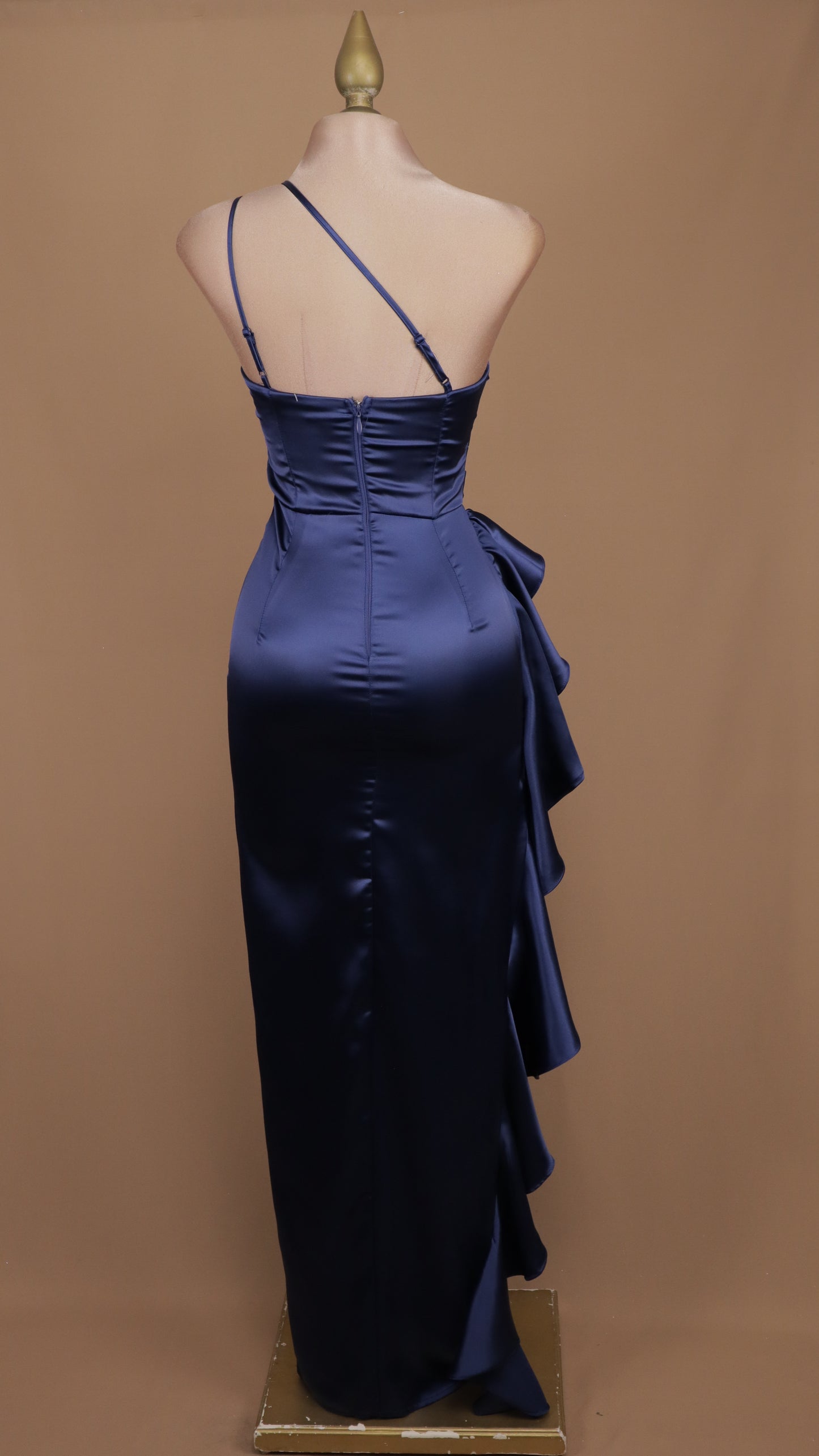 Vestido largo asimétrico con escarola en costado