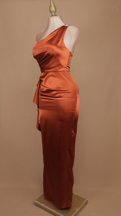 Vestido largo asimétrico con escarola en costado