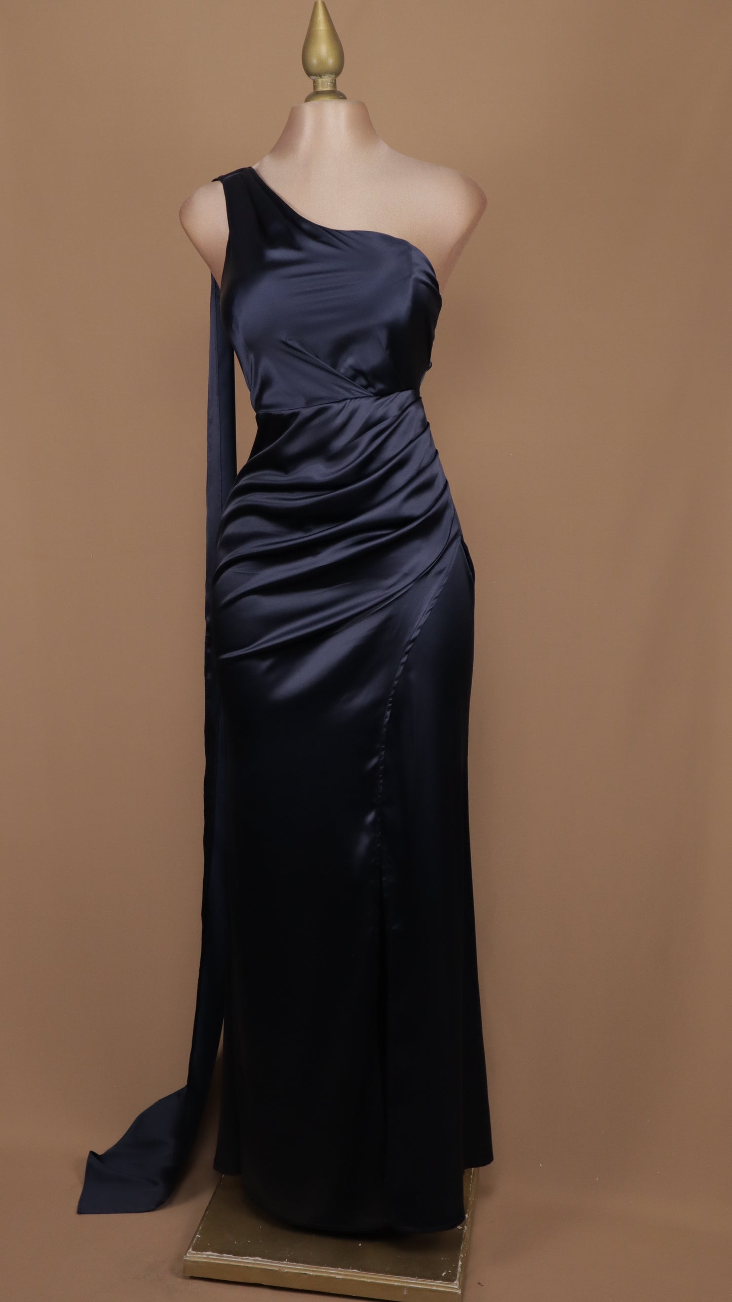 Vestido largo satinado, escote asimétrico y cauda
