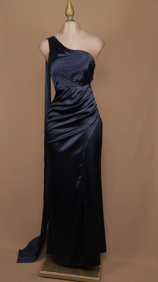 Vestido largo satinado, escote asimétrico y cauda