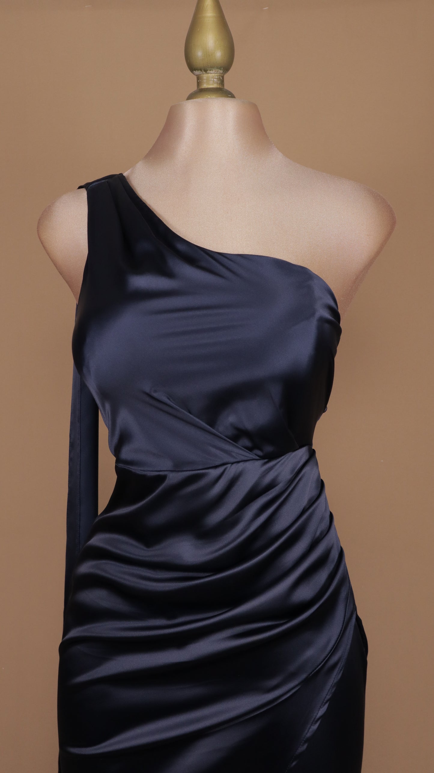 Vestido largo satinado, escote asimétrico y cauda