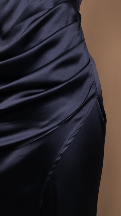 Vestido largo satinado, escote asimétrico y cauda