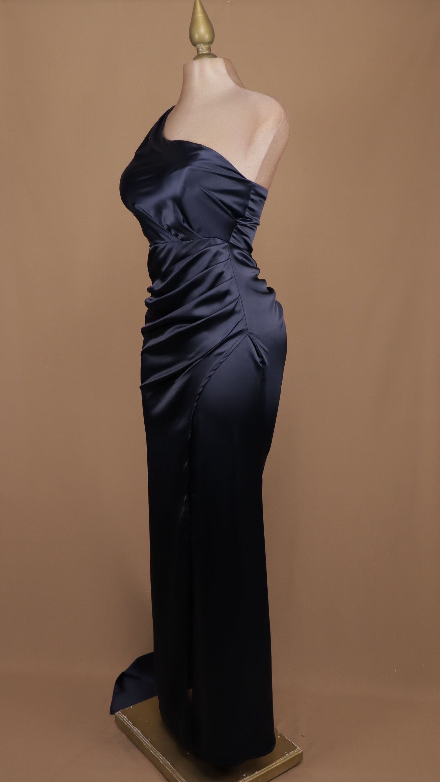 Vestido largo satinado, escote asimétrico y cauda