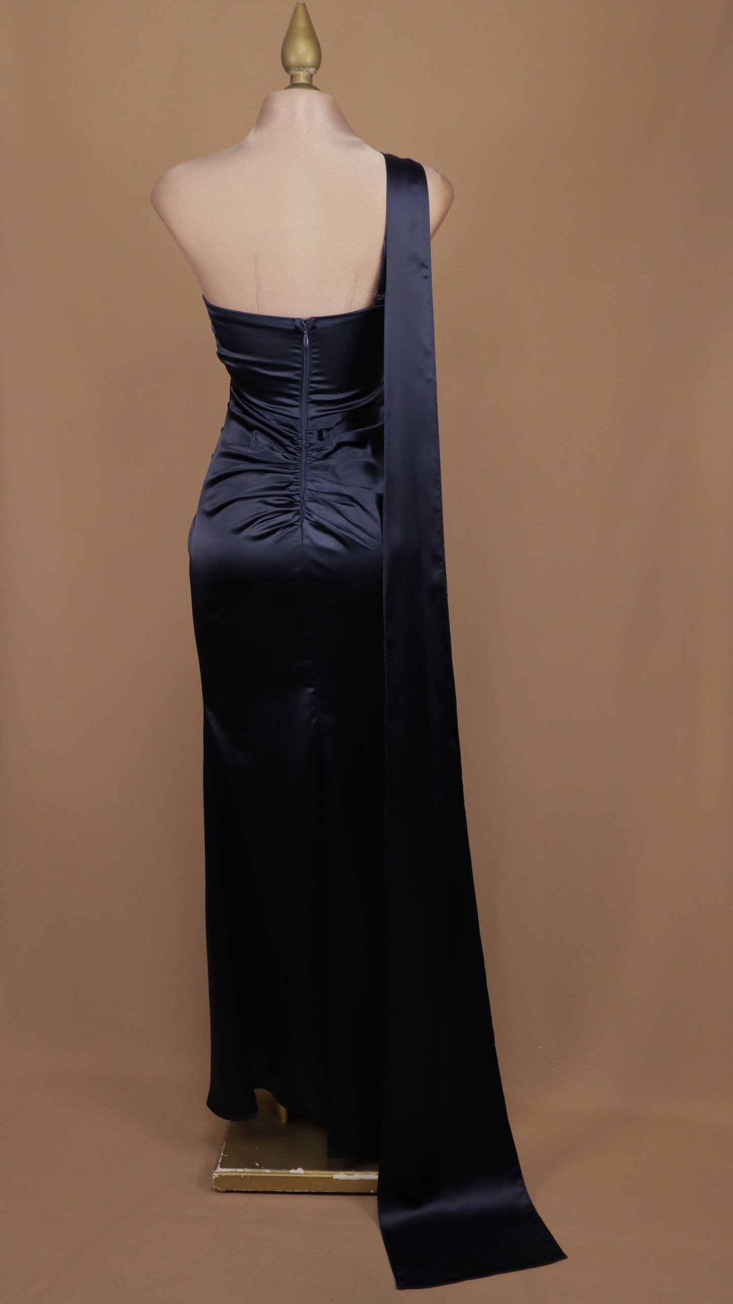 Vestido largo satinado, escote asimétrico y cauda