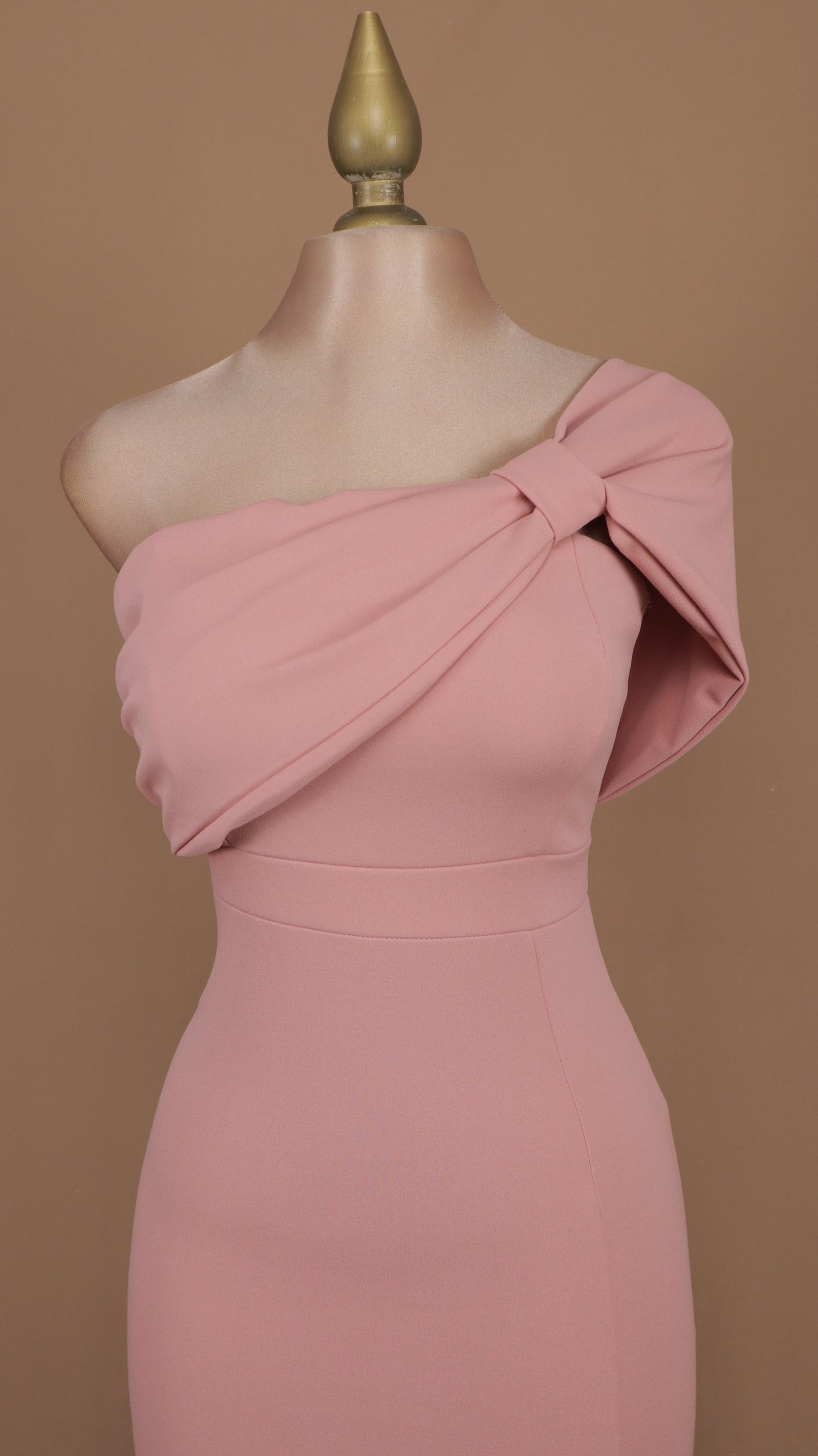 Vestido largo escote asimétrico con moño