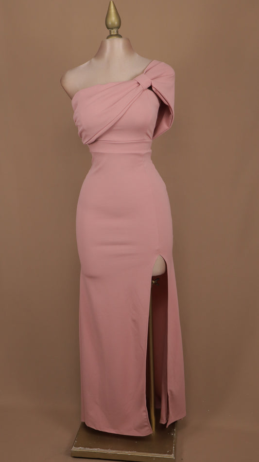 Vestido largo escote asimétrico con moño