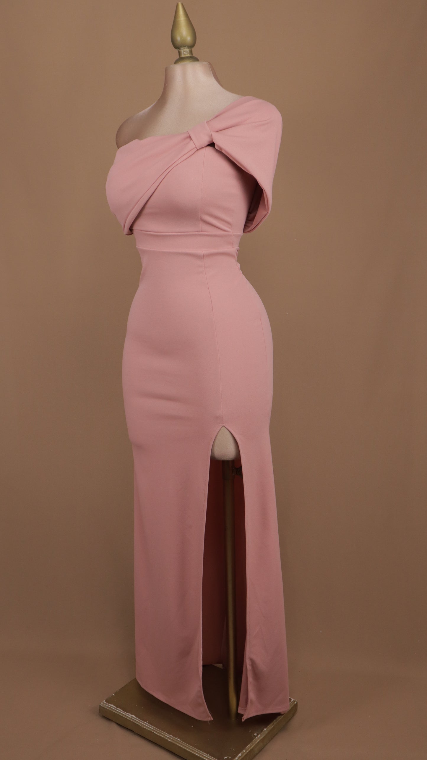 Vestido largo escote asimétrico con moño