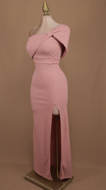 Vestido largo escote asimétrico con moño