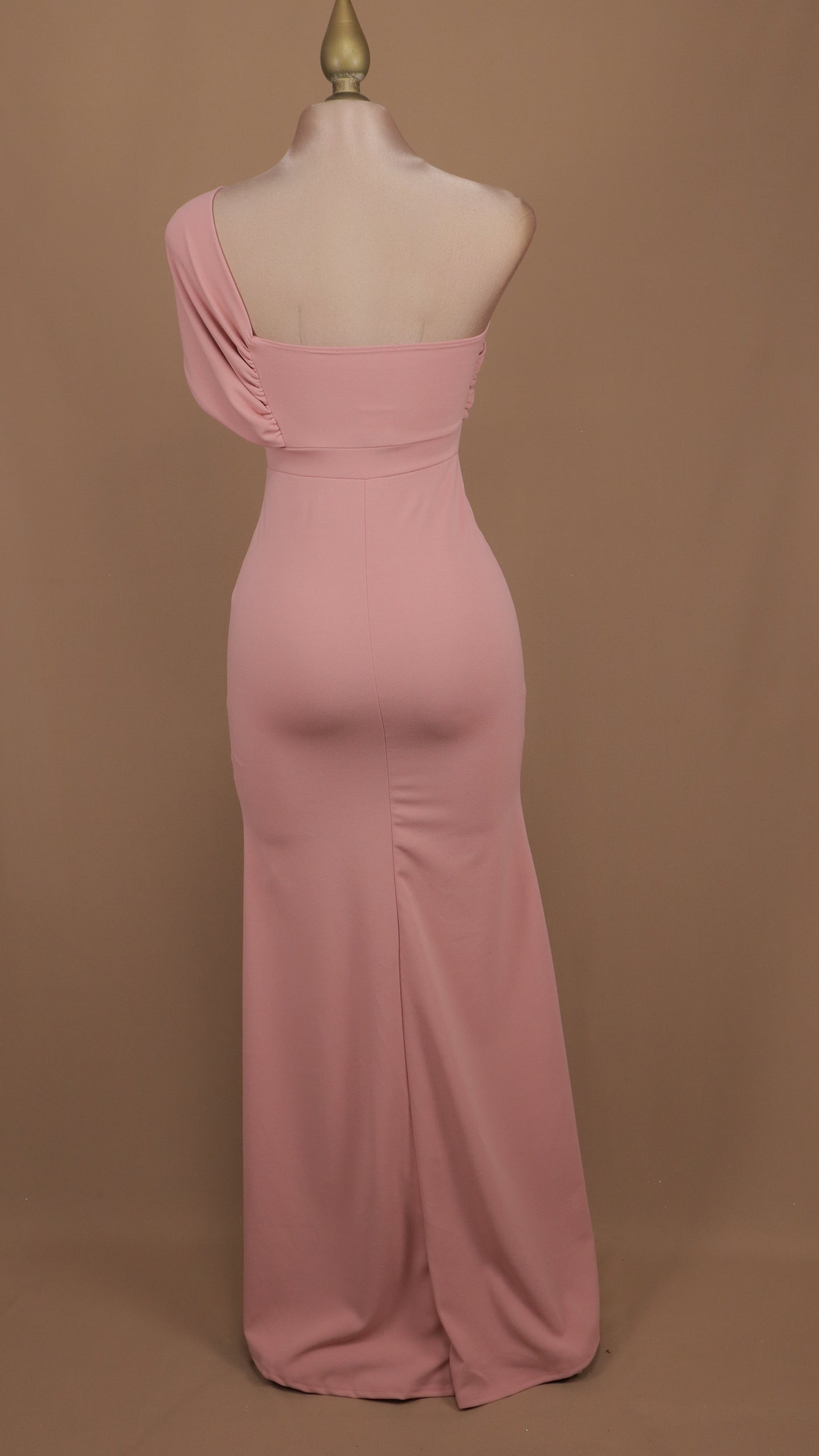 Vestido largo escote asimétrico con moño