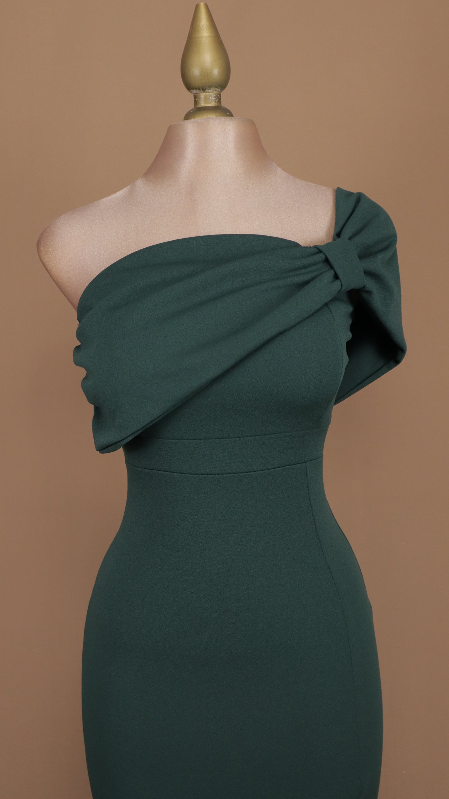 Vestido largo escote asimétrico con moño