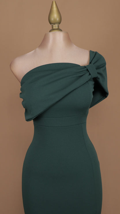Vestido largo escote asimétrico con moño