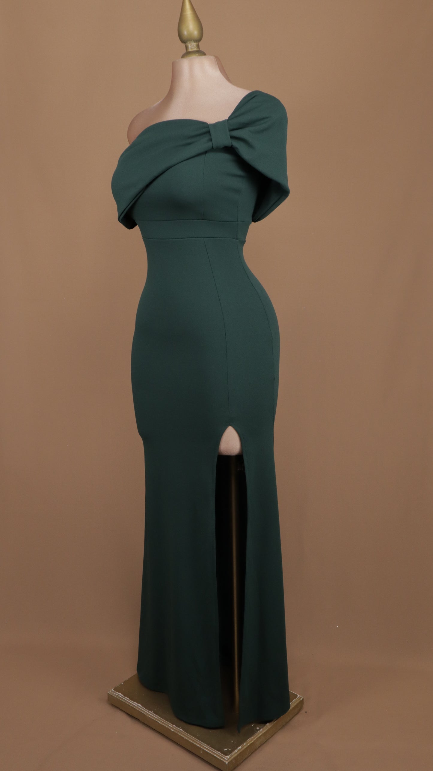 Vestido largo escote asimétrico con moño
