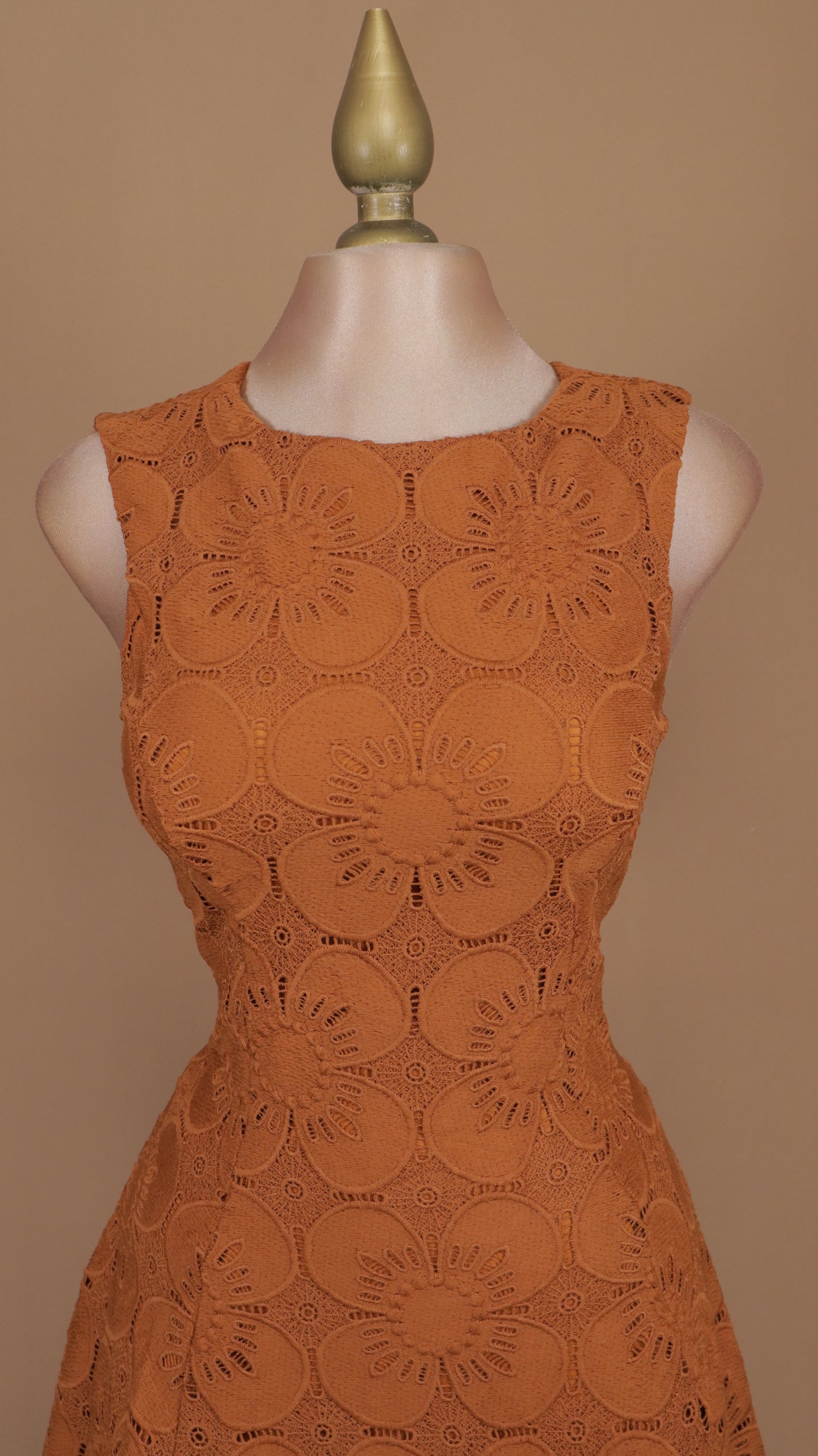 Vestido corto de encaje