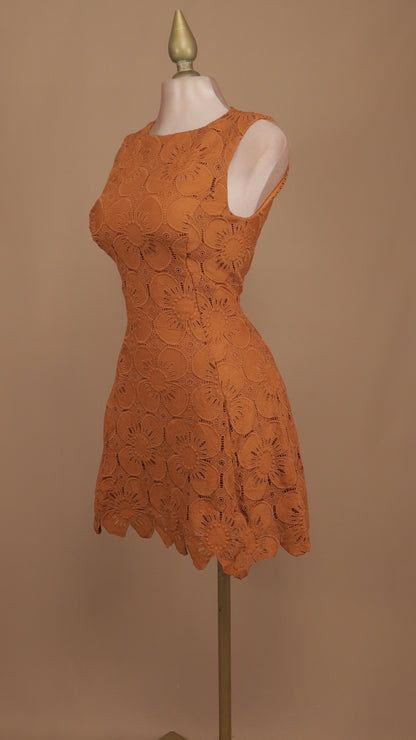 Vestido corto de encaje