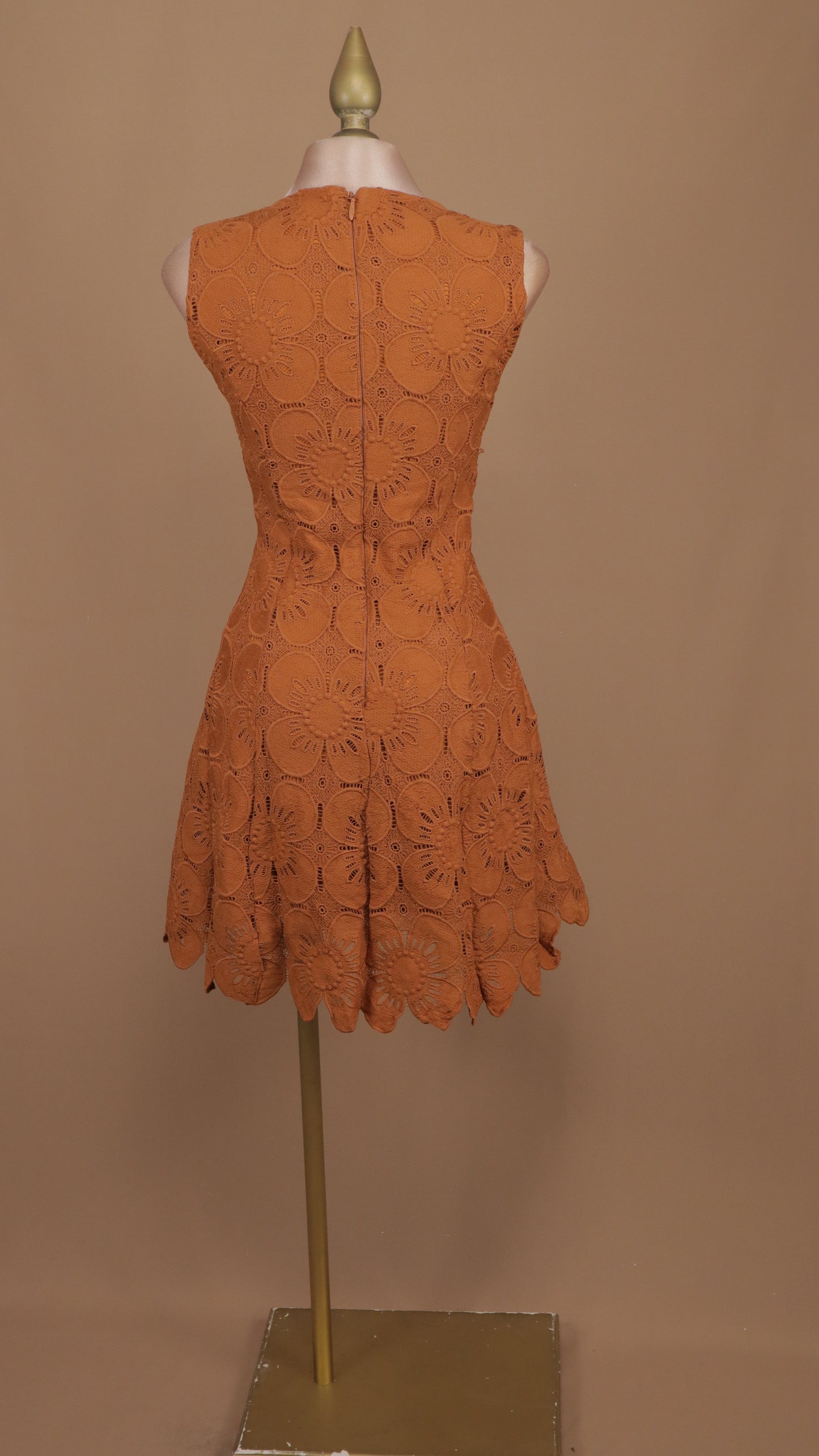 Vestido corto de encaje
