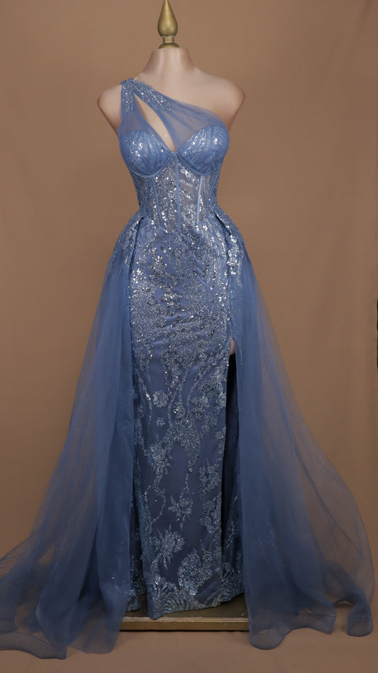 Vestido largo asimétrico con capa en falda