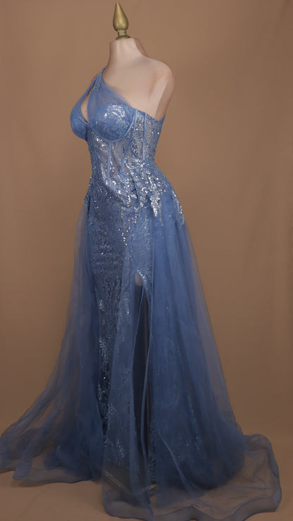 Vestido largo asimétrico con capa en falda