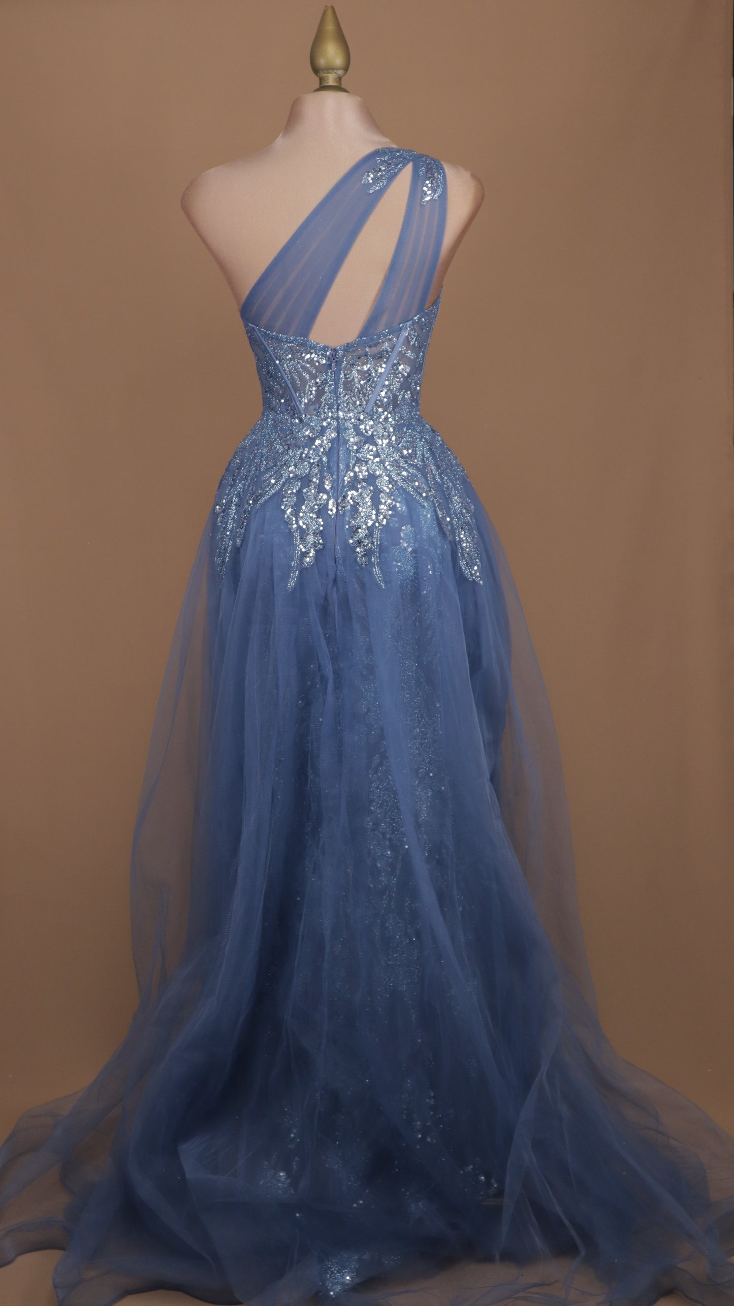 Vestido largo asimétrico con capa en falda