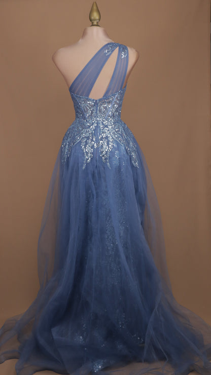 Vestido largo asimétrico con capa en falda