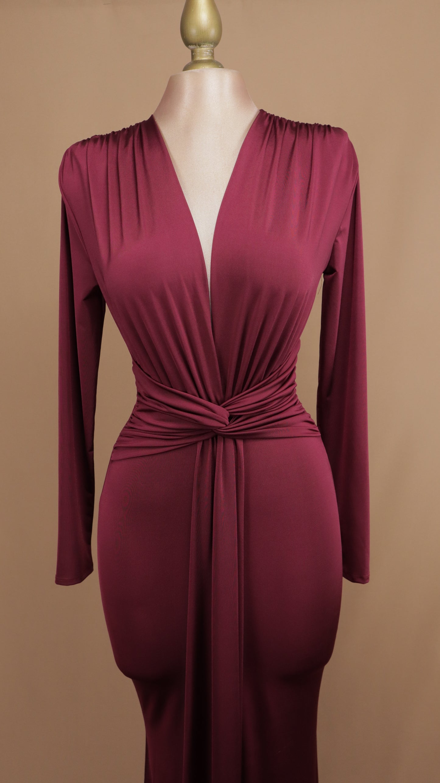Vestido largo manga larga de licra con escote en V