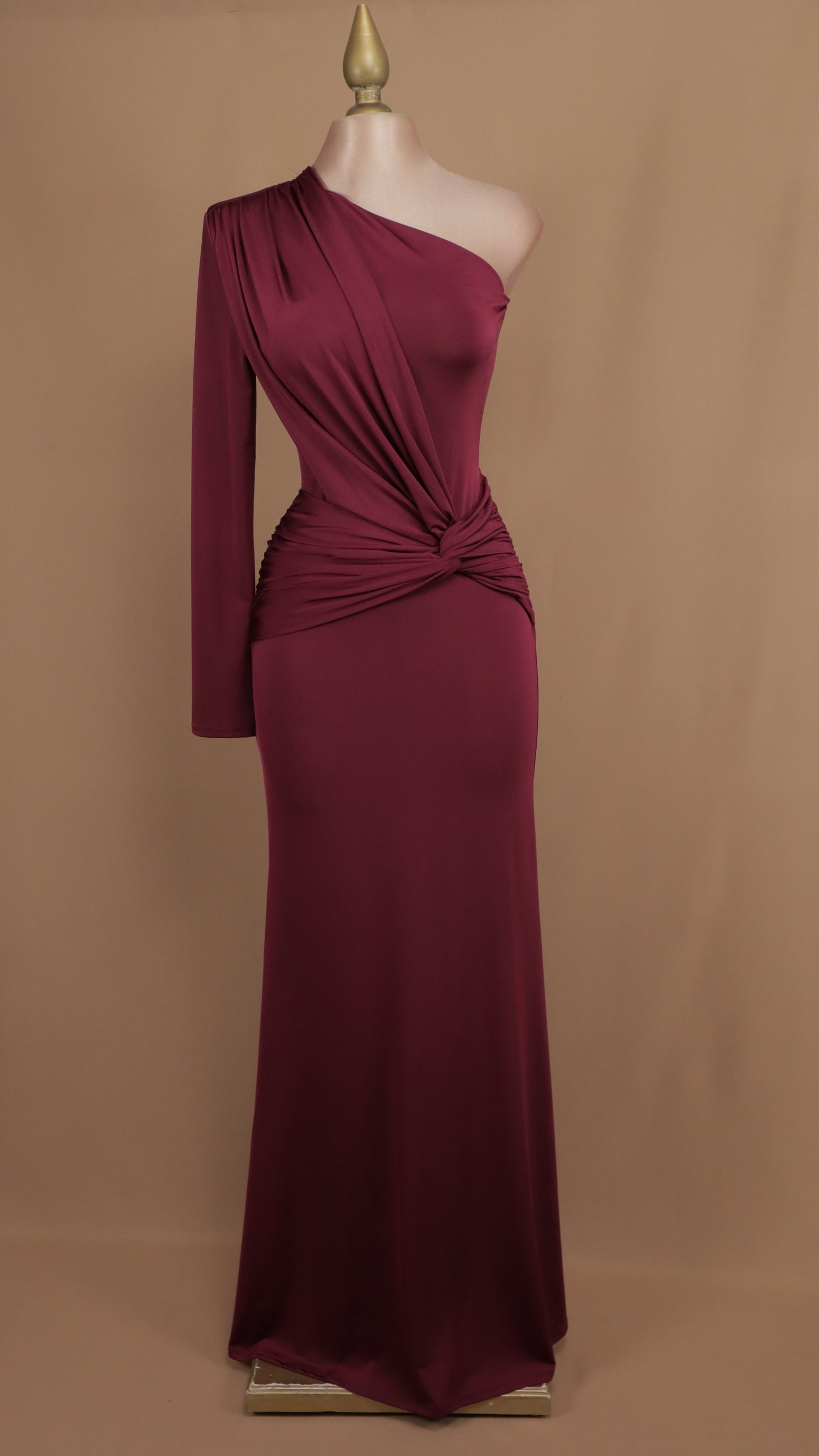 Vestido largo asimétrico manga larga de licra con plisado en cintura