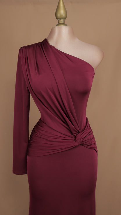 Vestido largo asimétrico manga larga de licra con plisado en cintura