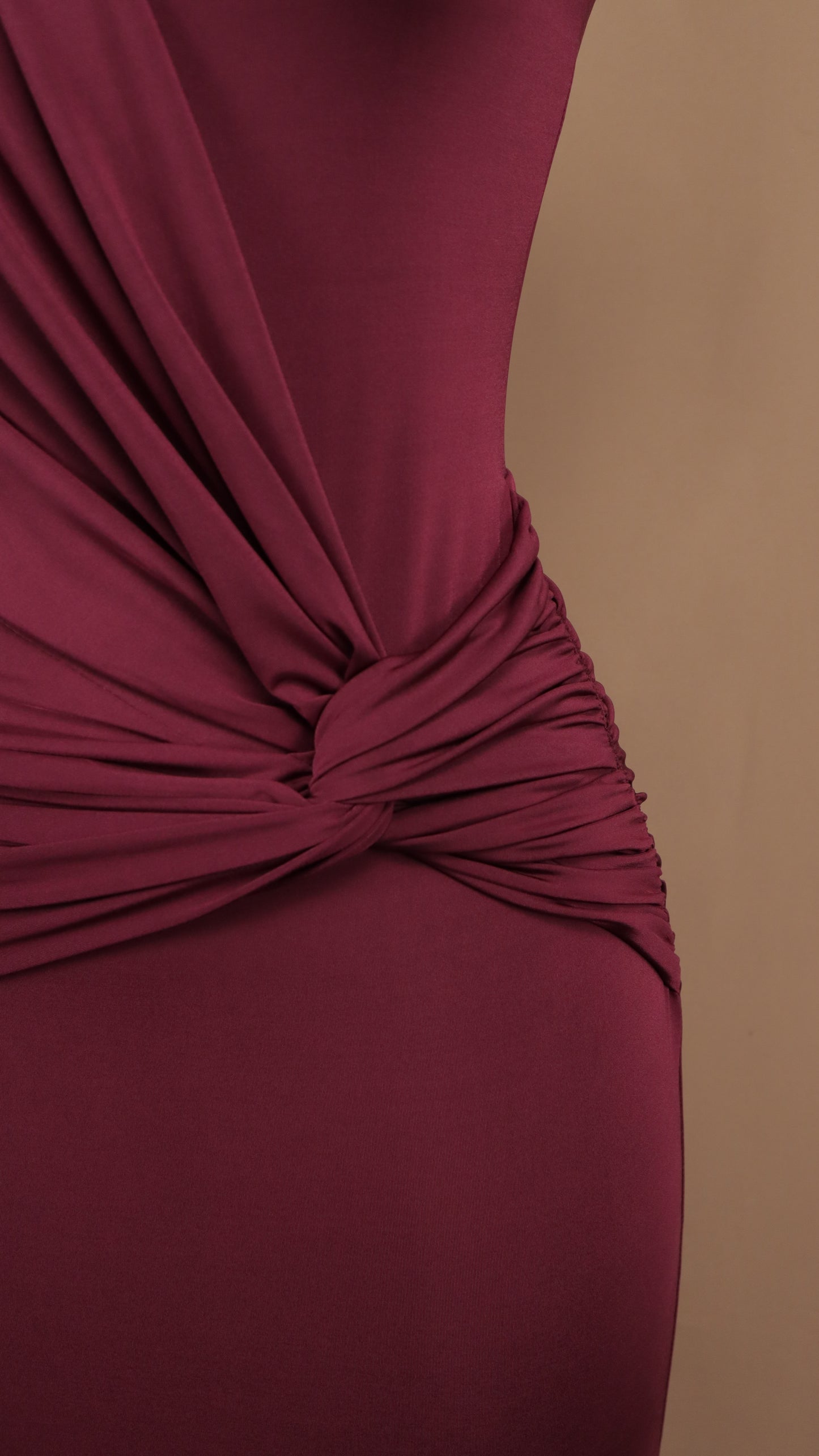 Vestido largo asimétrico manga larga de licra con plisado en cintura
