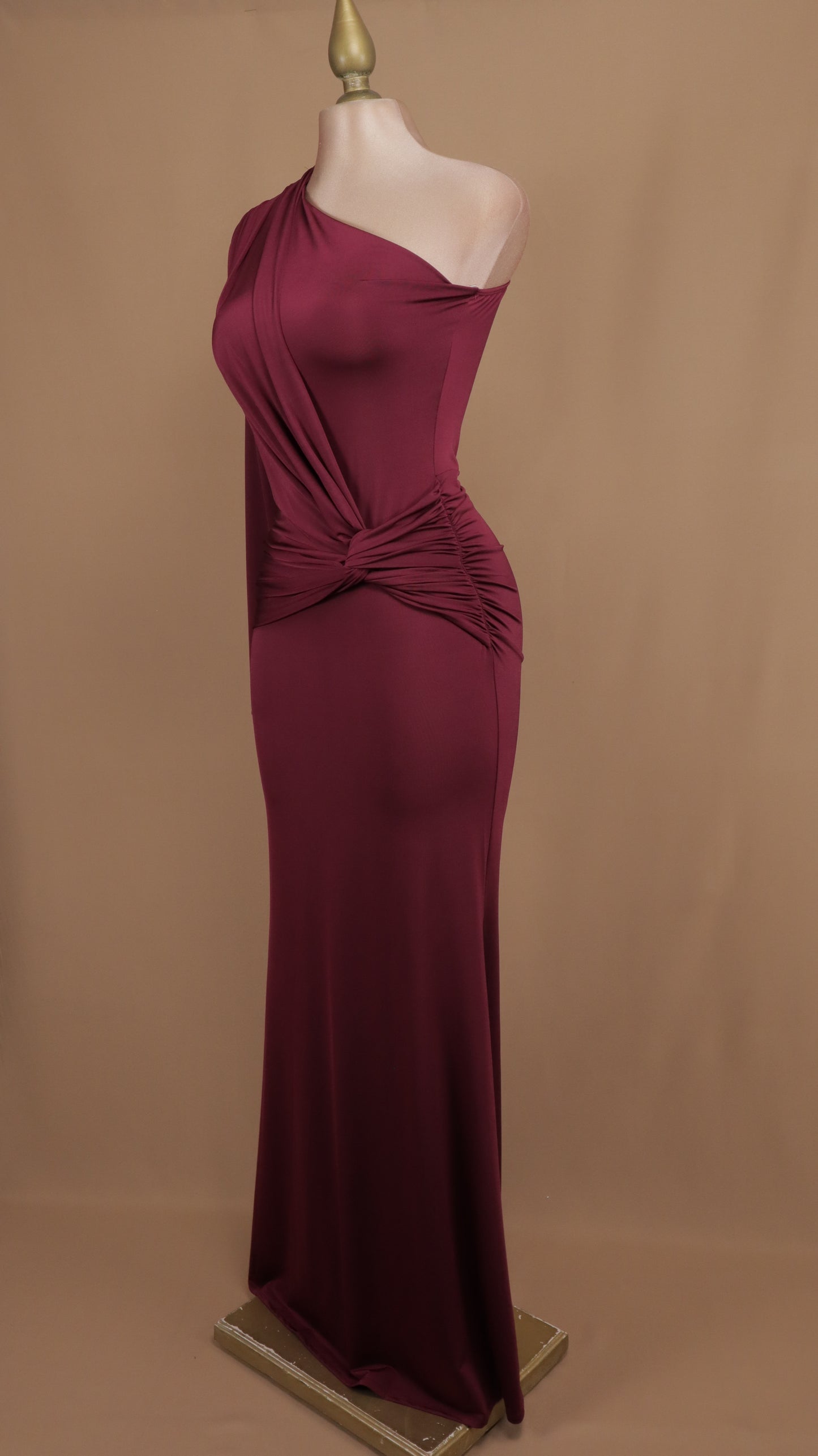 Vestido largo asimétrico manga larga de licra con plisado en cintura