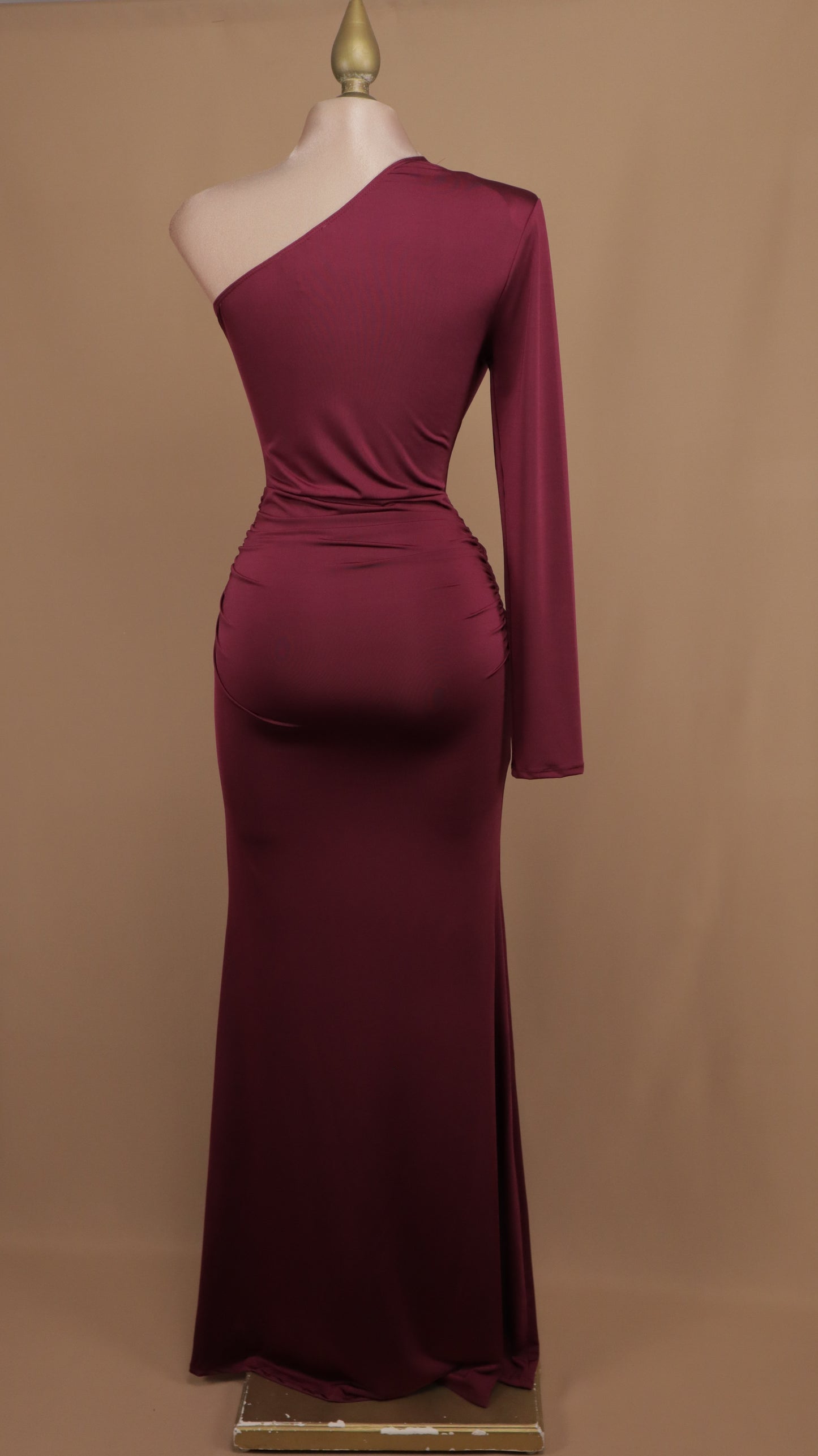 Vestido largo asimétrico manga larga de licra con plisado en cintura