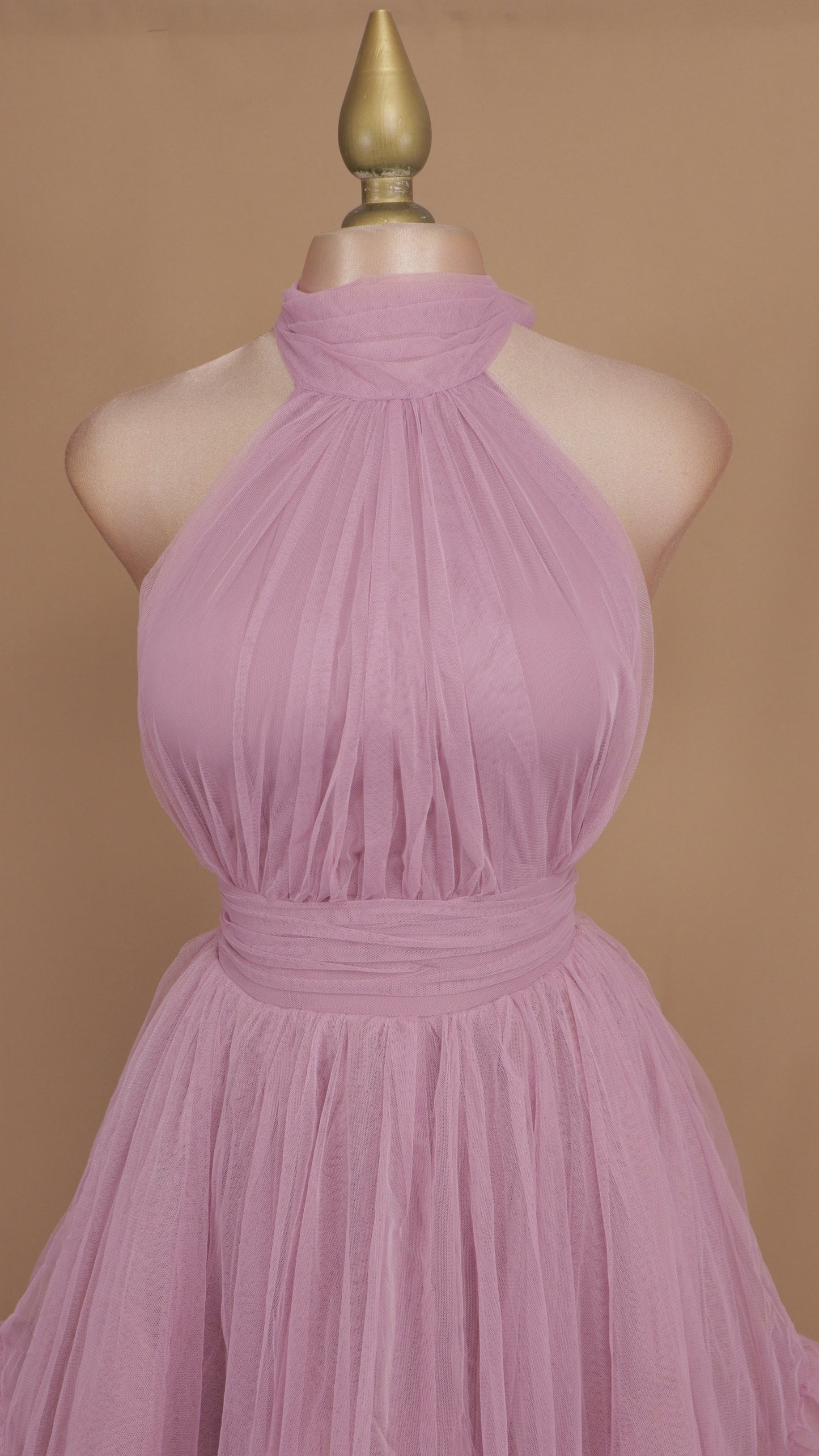 Vestido largo de tul con cuello halter
