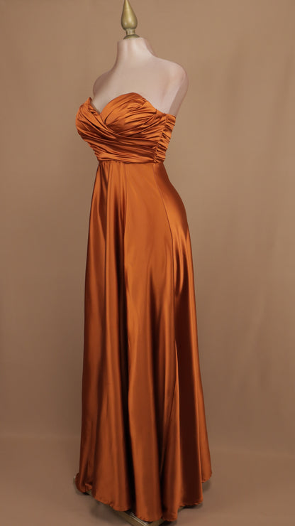 Vestido largo estraple corrugado en busto y abertura