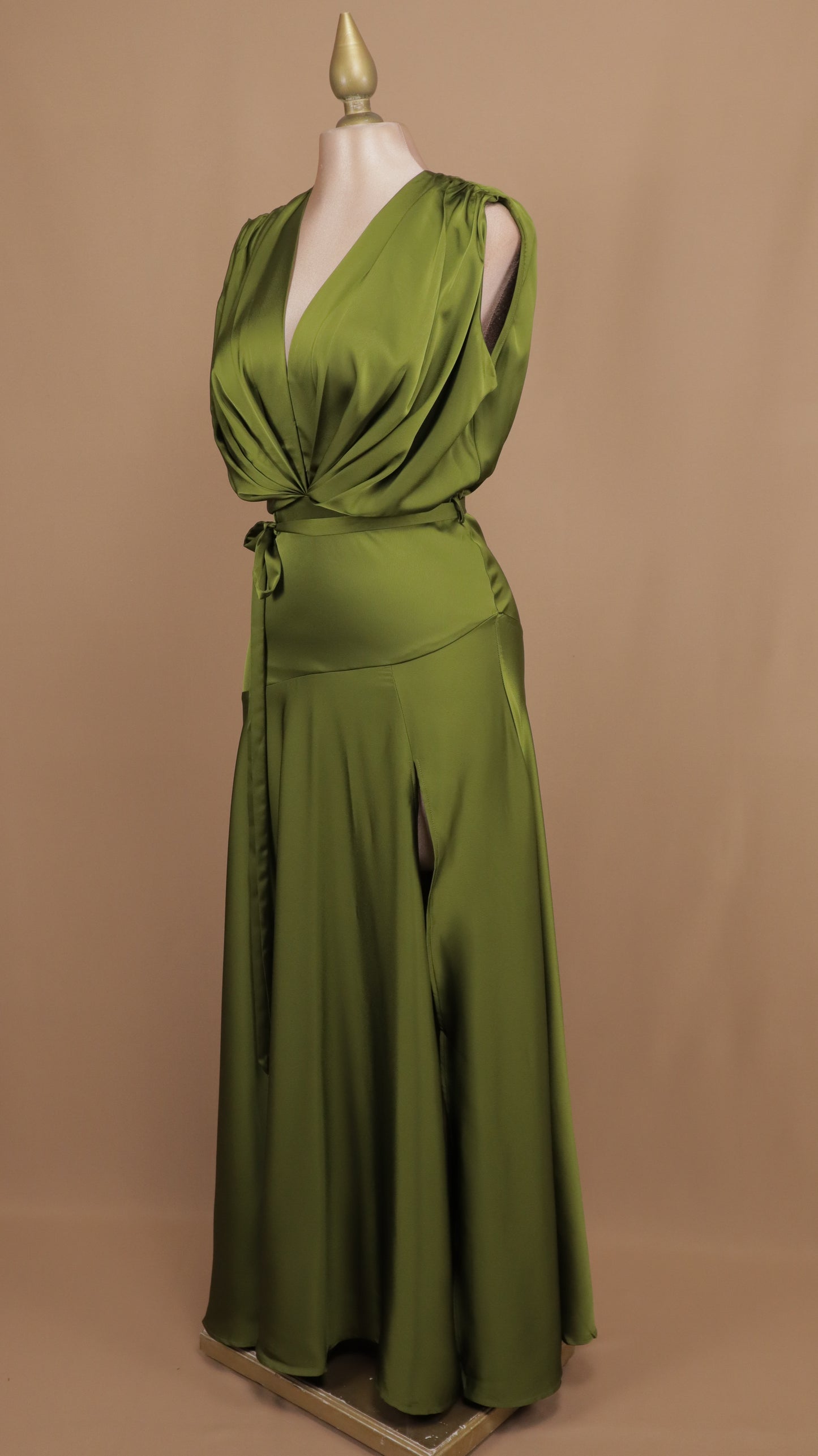 Vestido largo con escote en V y tela satinada