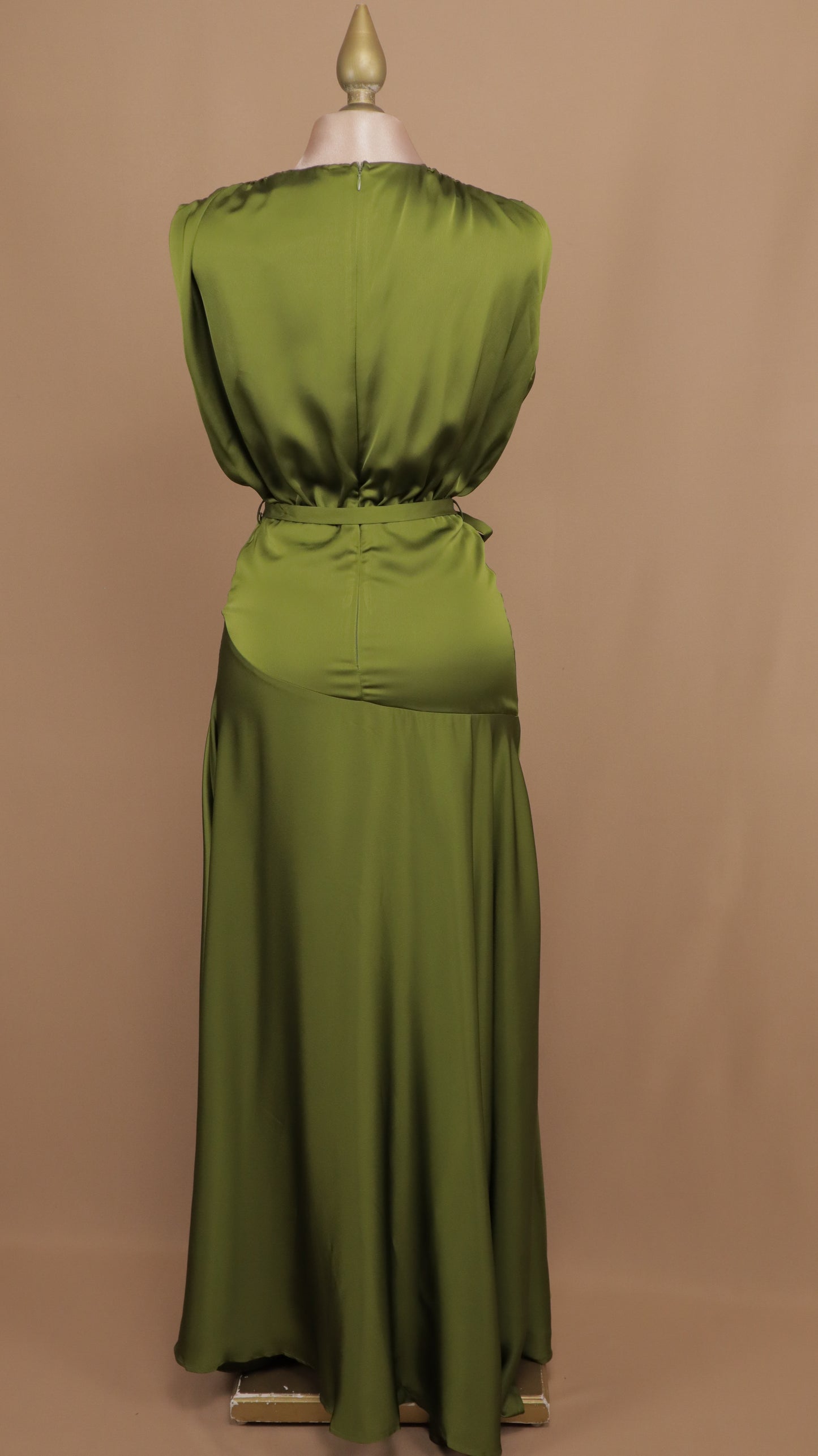Vestido largo con escote en V y tela satinada