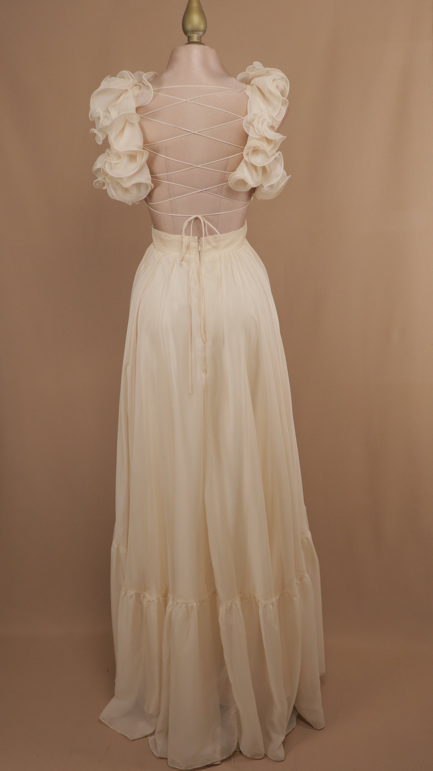 Vestido largo escarola con escote