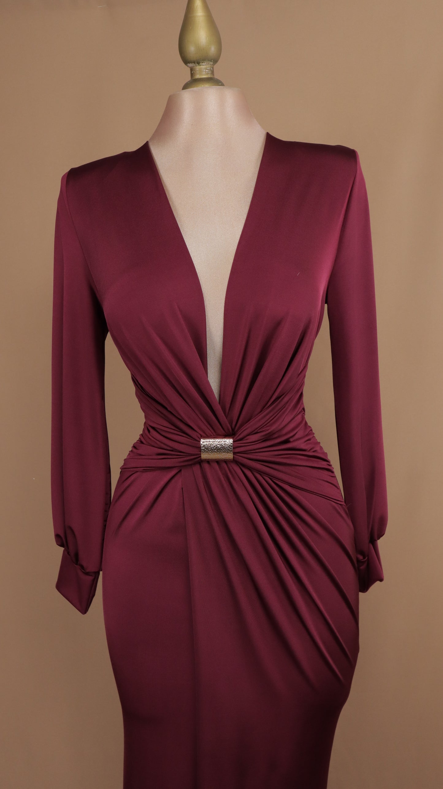 Vestido largo corte sirena escote v