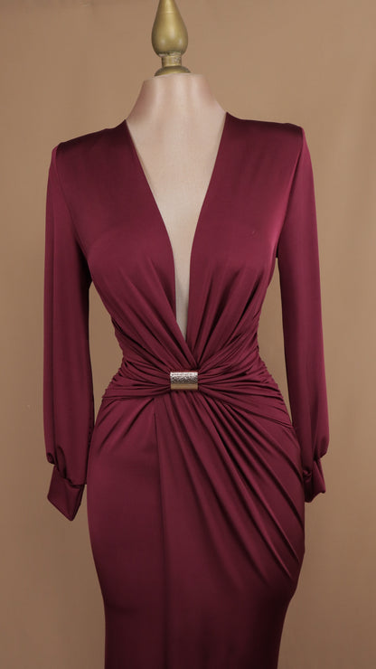 Vestido largo corte sirena escote v