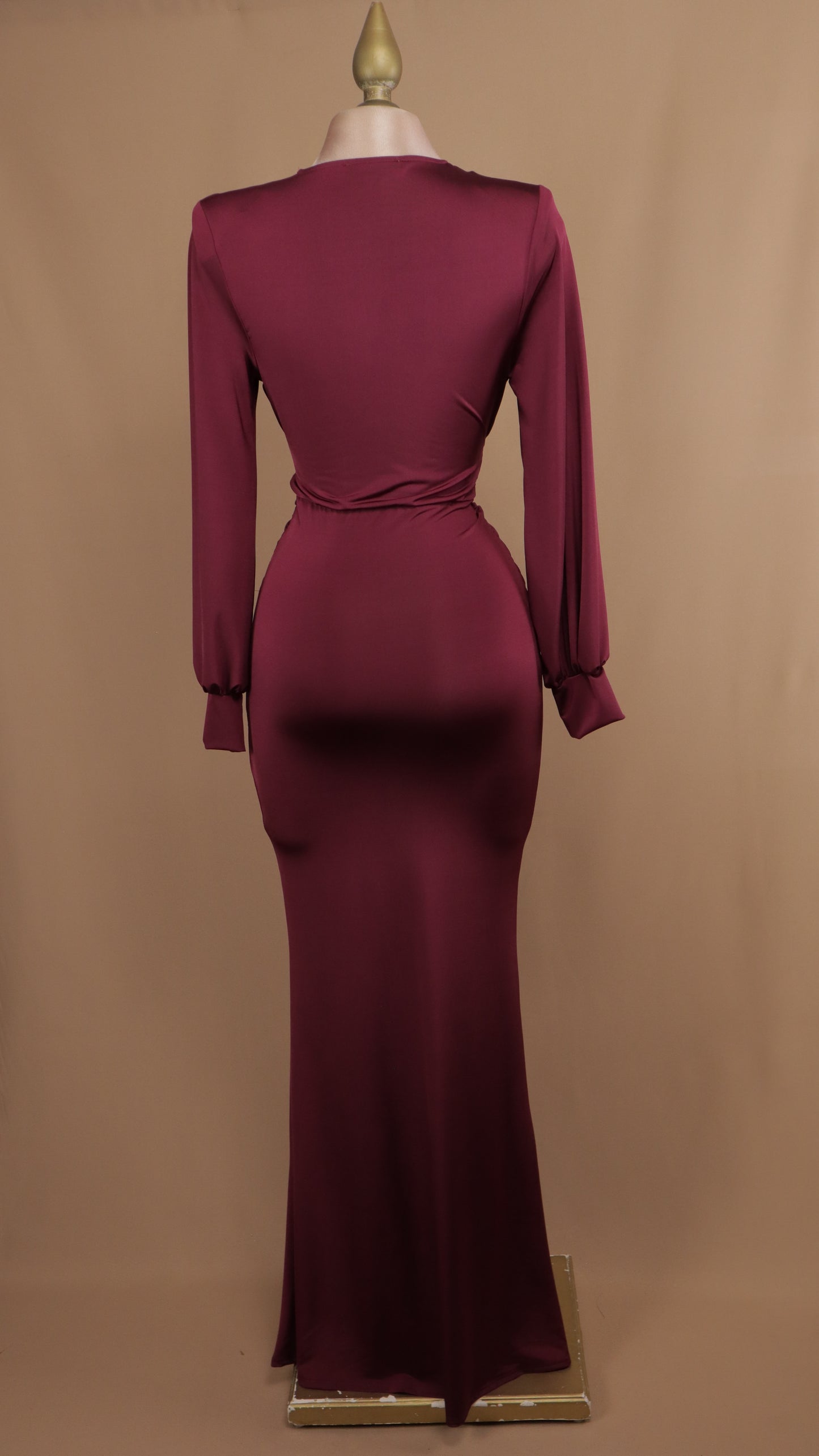 Vestido largo corte sirena escote v